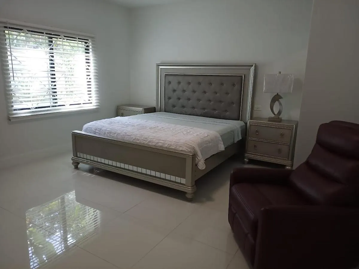 Semesterbostad Sky Haven Retreat- 2Br Rooftop Pool, Stunning Views & Free Airport Pickup Falmouth Jamaica
