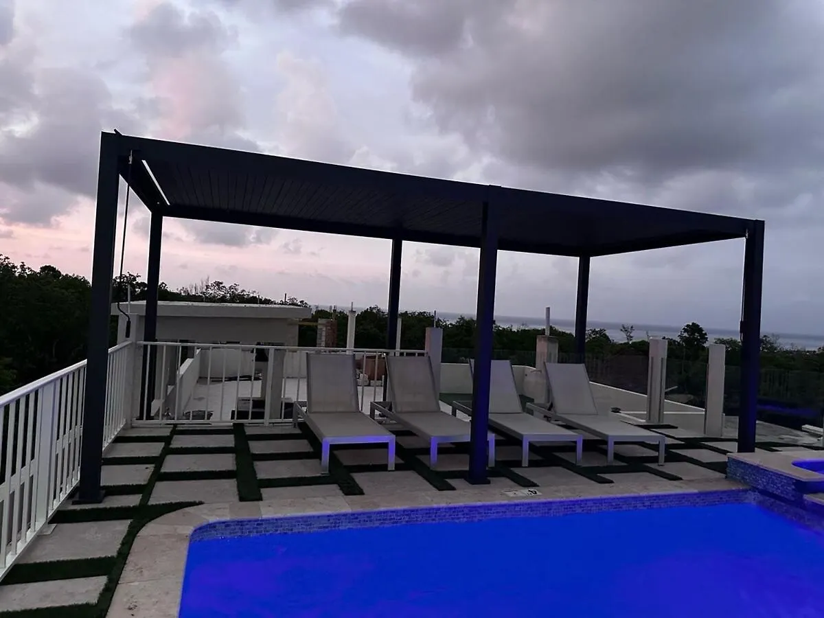 Sky Haven Retreat- 2Br Rooftop Pool, Stunning Views & Free Airport Pickup Falmouth Semesterbostad