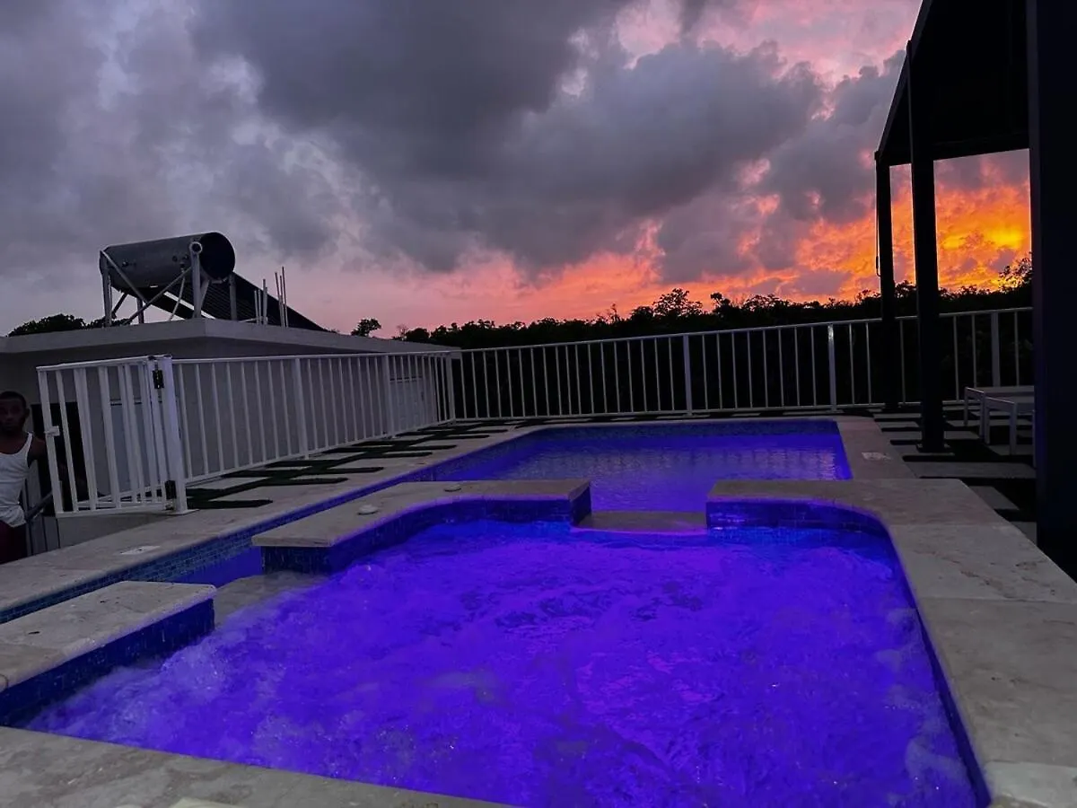 Semesterbostad Sky Haven Retreat- 2Br Rooftop Pool, Stunning Views & Free Airport Pickup Falmouth Jamaica
