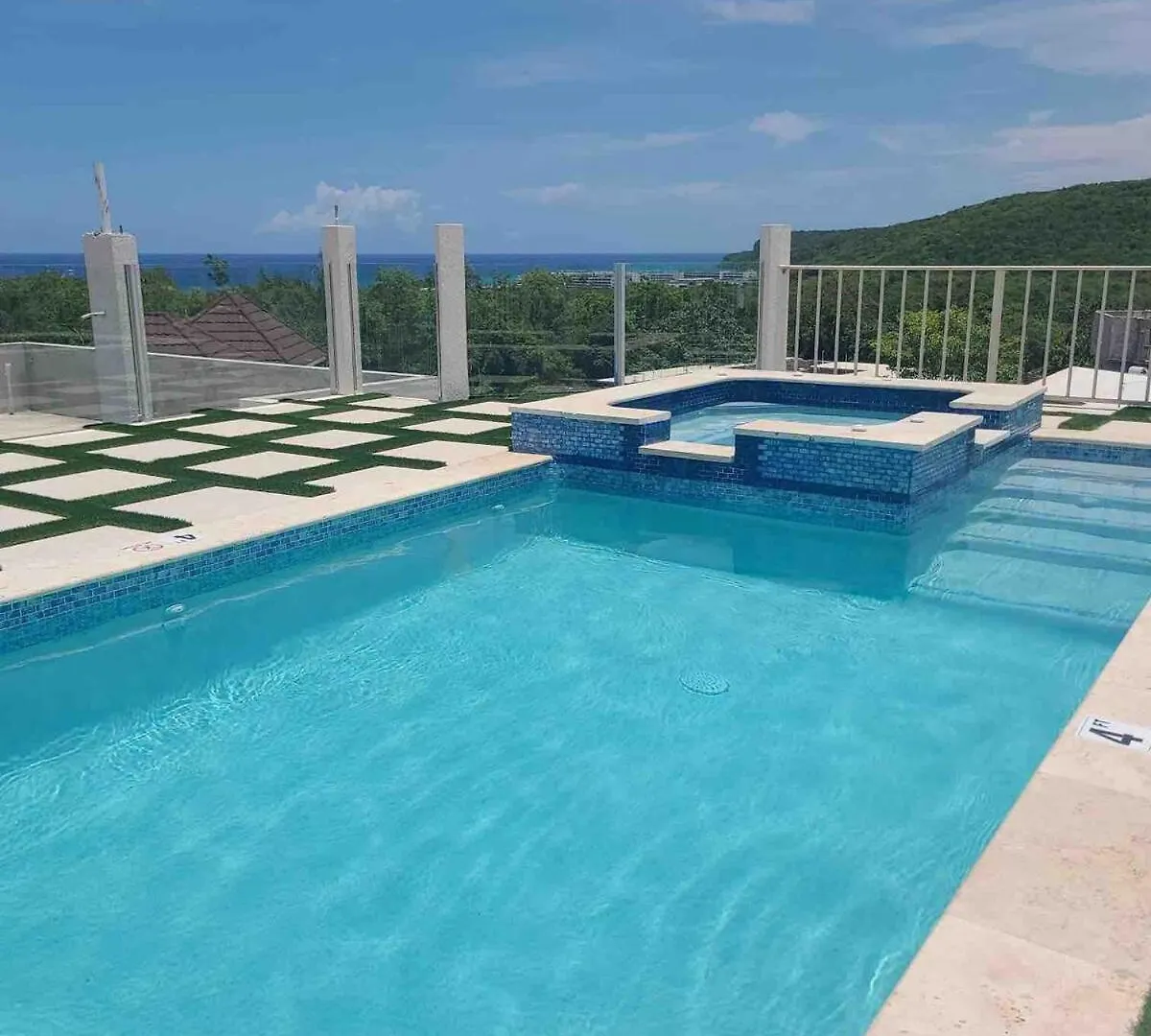 Sky Haven Retreat- 2Br Rooftop Pool, Stunning Views & Free Airport Pickup 팰머스