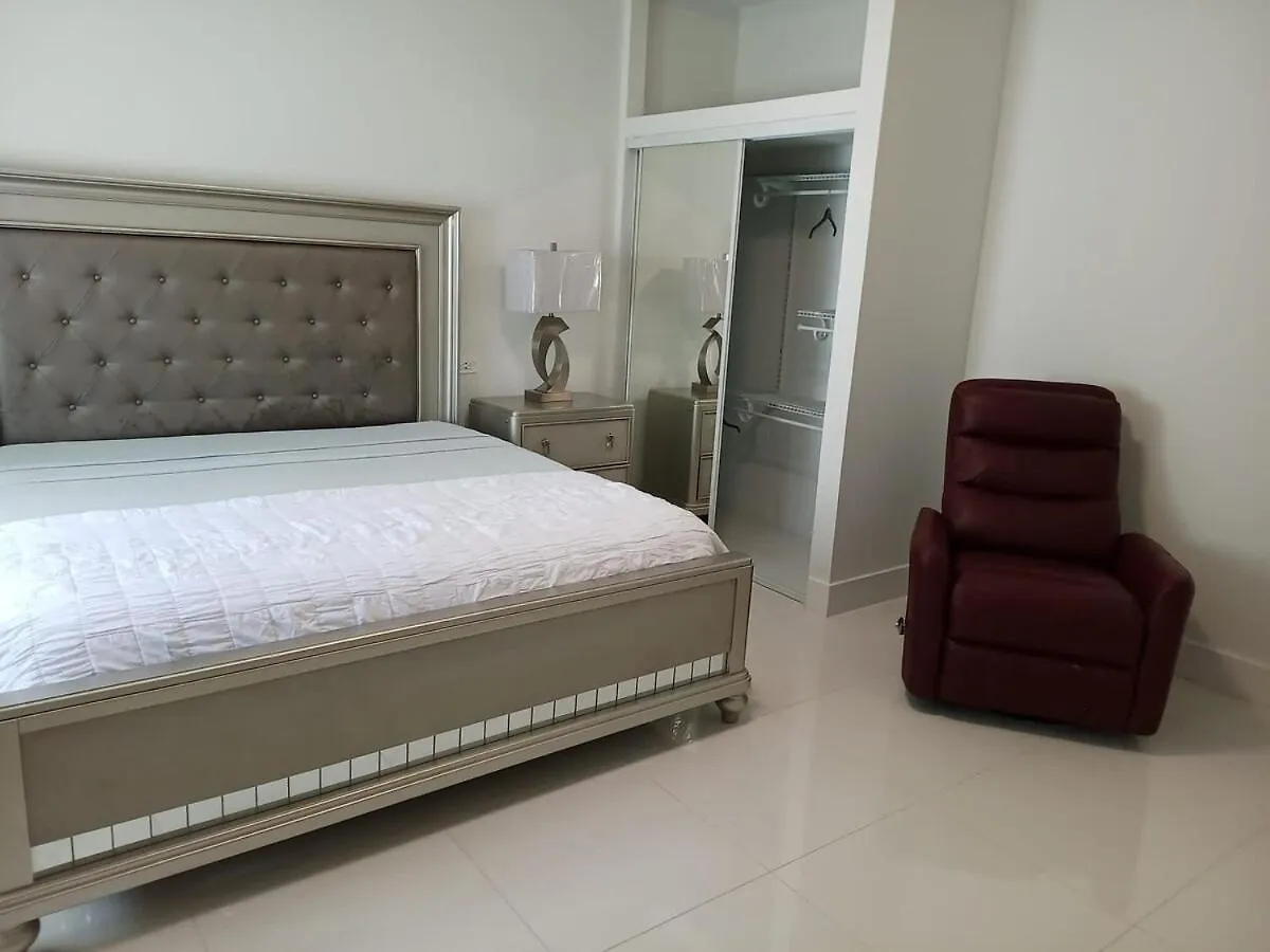 Sky Haven Retreat- 2Br Rooftop Pool, Stunning Views & Free Airport Pickup 팰머스 0*,  자메이카