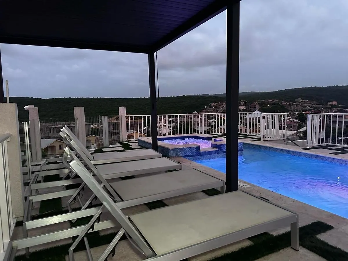 펜션 Sky Haven Retreat- 2Br Rooftop Pool, Stunning Views & Free Airport Pickup 팰머스