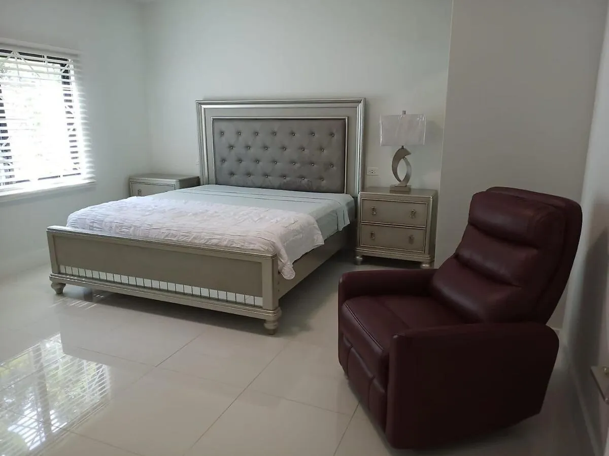 Sky Haven Retreat- 2Br Rooftop Pool, Stunning Views & Free Airport Pickup 팰머스