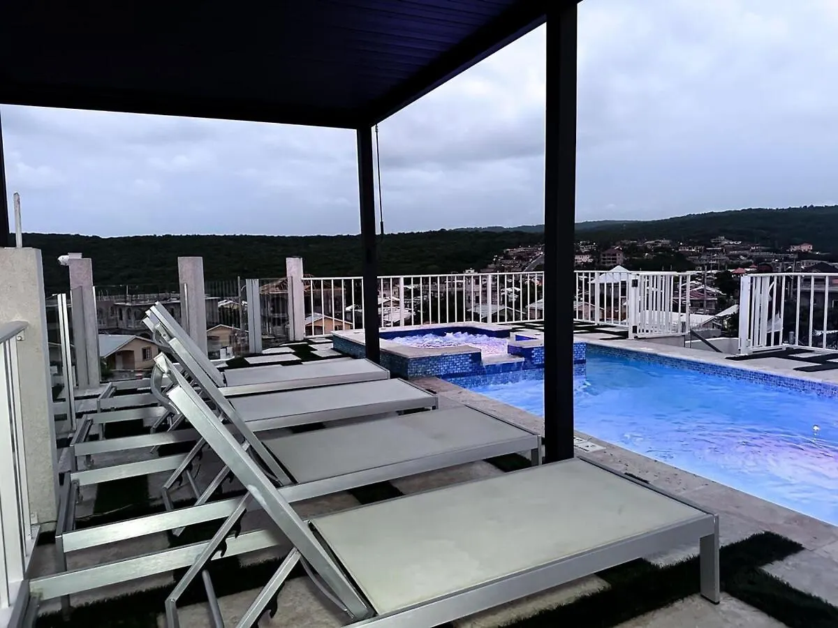 펜션 Sky Haven Retreat- 2Br Rooftop Pool, Stunning Views & Free Airport Pickup 팰머스 자메이카